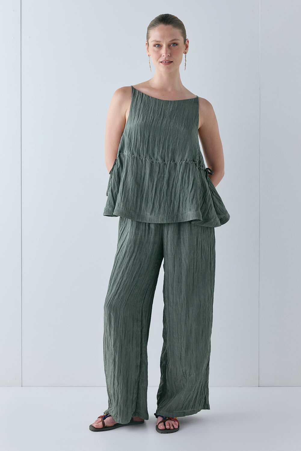 Indi Top Crinkle Khaki | VRG GRL online