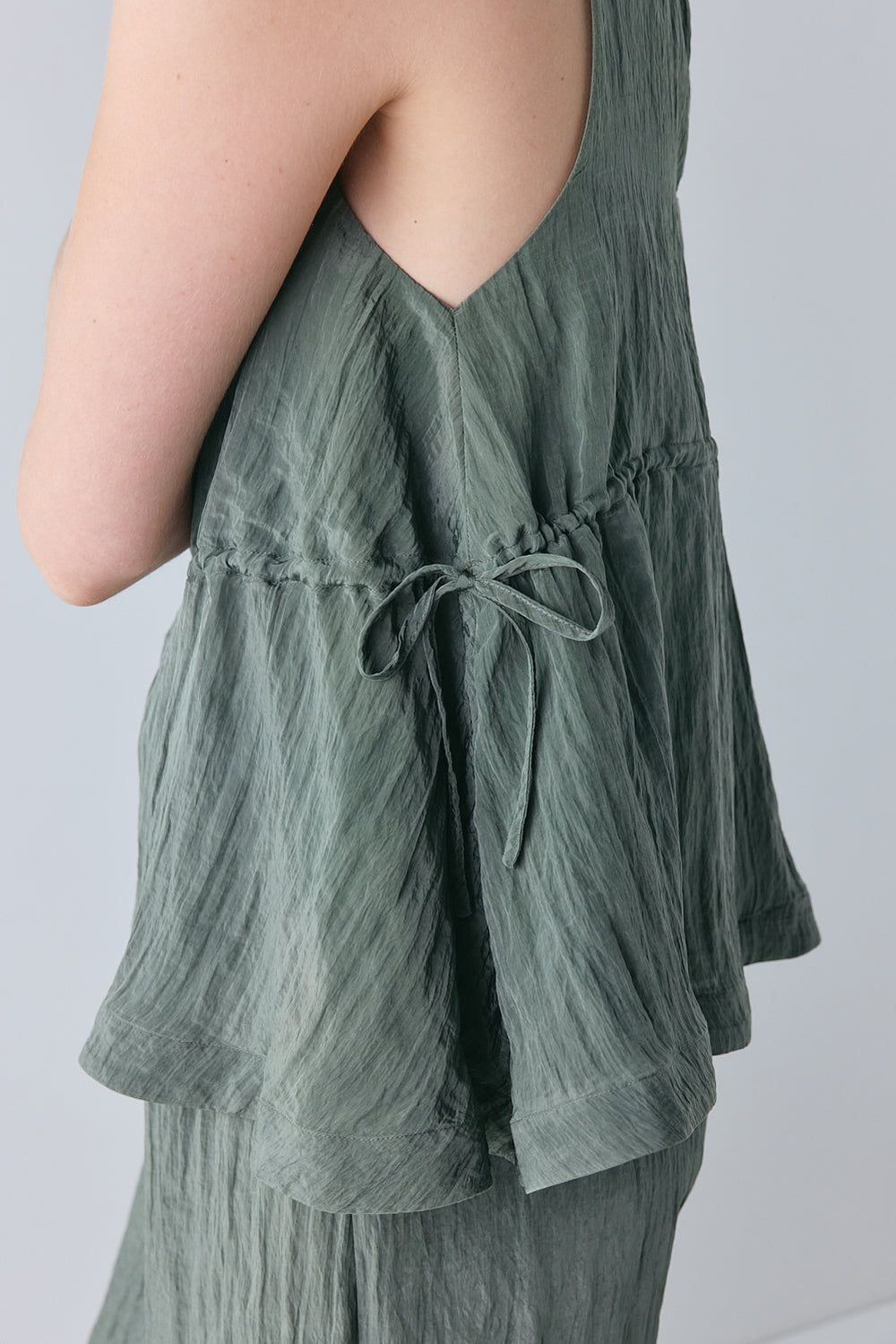 Indi Top Crinkle Khaki | VRG GRL online