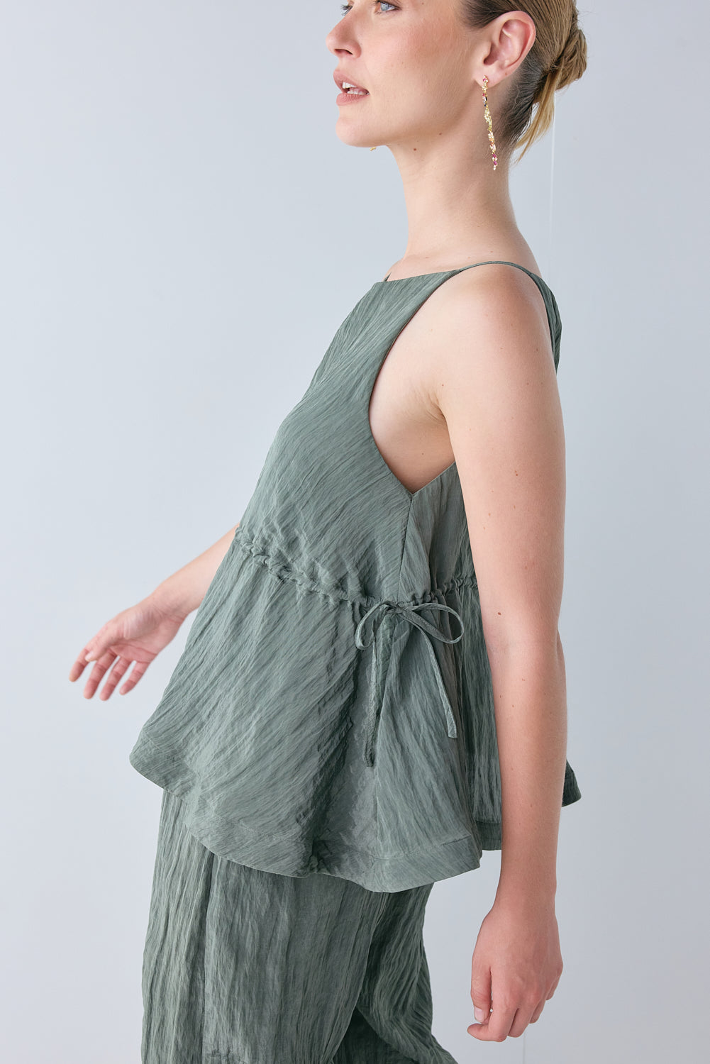 Indi Top Crinkle Khaki | VRG GRL online