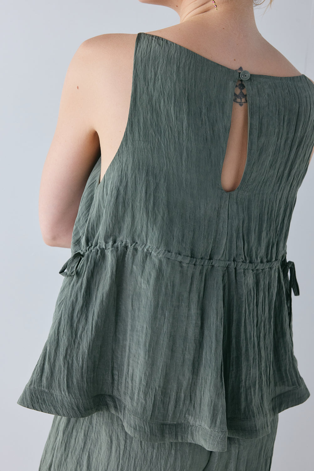 Indi Top Crinkle Khaki | VRG GRL online
