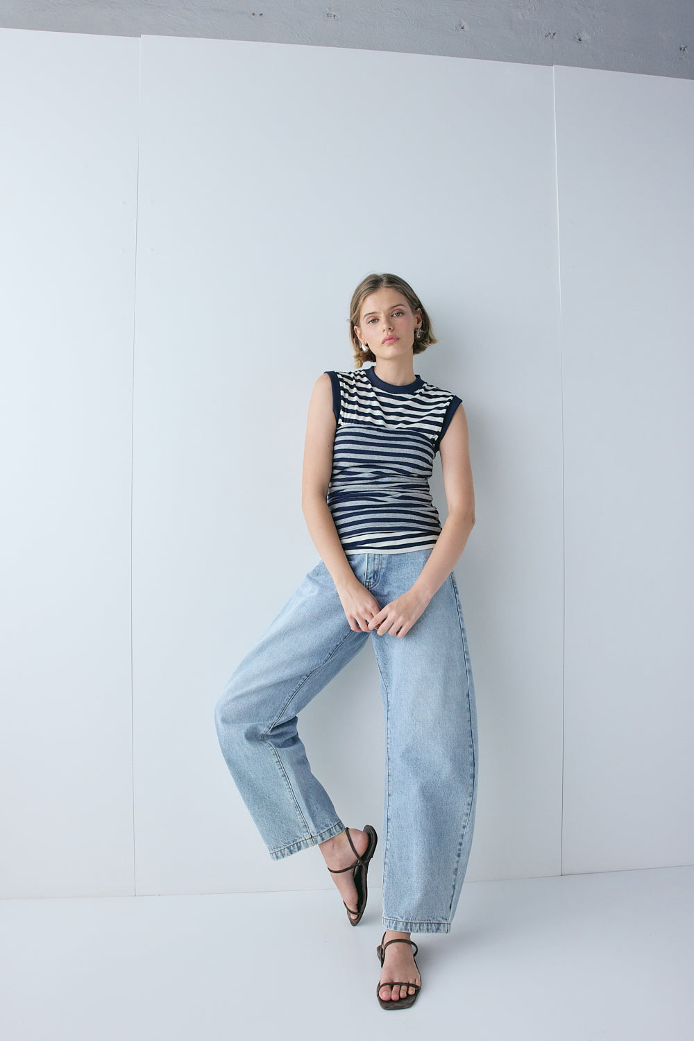 Sami Mid Rise Barrel Denim Jeans Washed Blue | VRG GRL sale