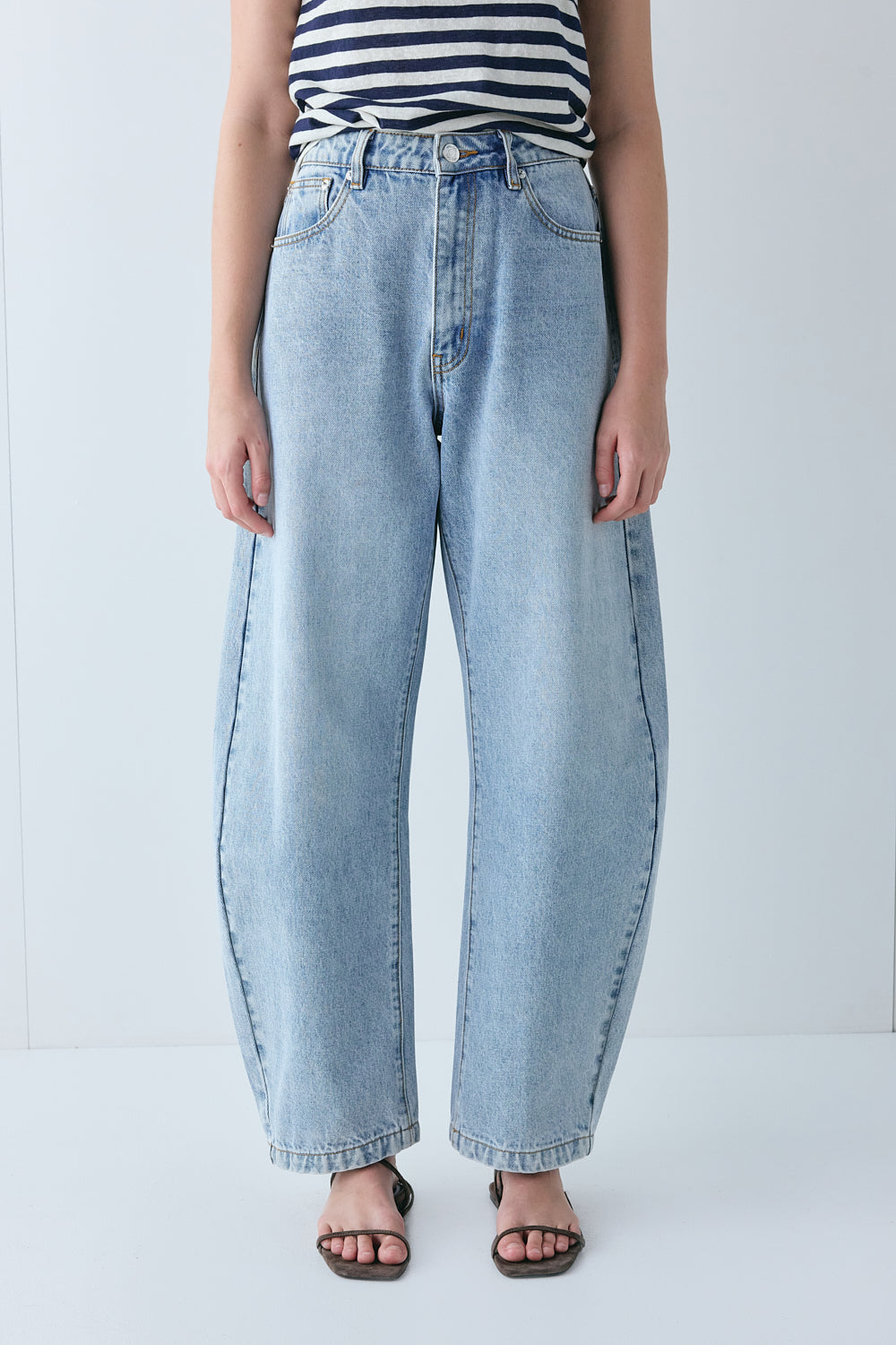 Sami Mid Rise Barrel Denim Jeans Washed Blue | VRG GRL sale