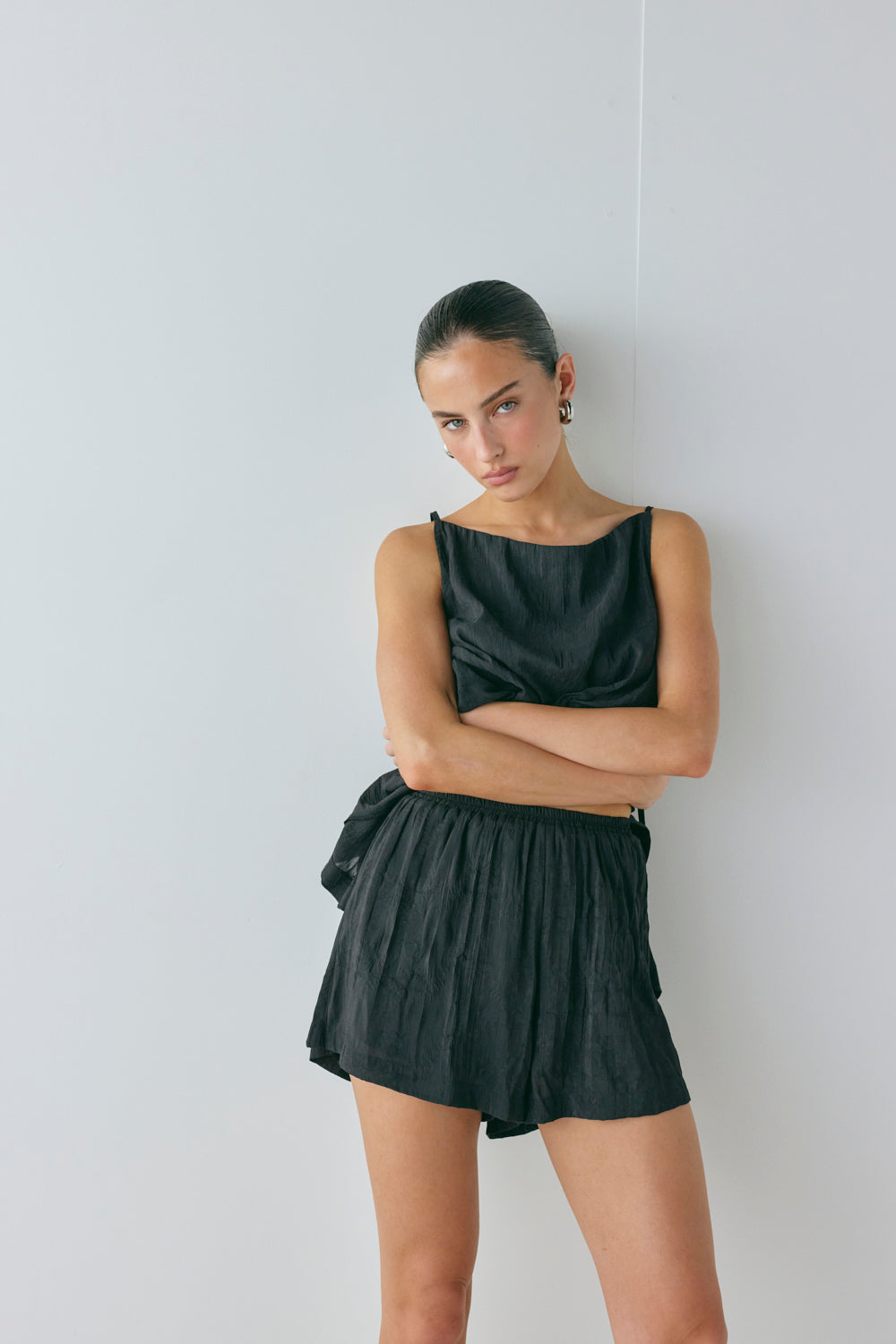 Annika Shorts Crinkle Black | VRG GRL online