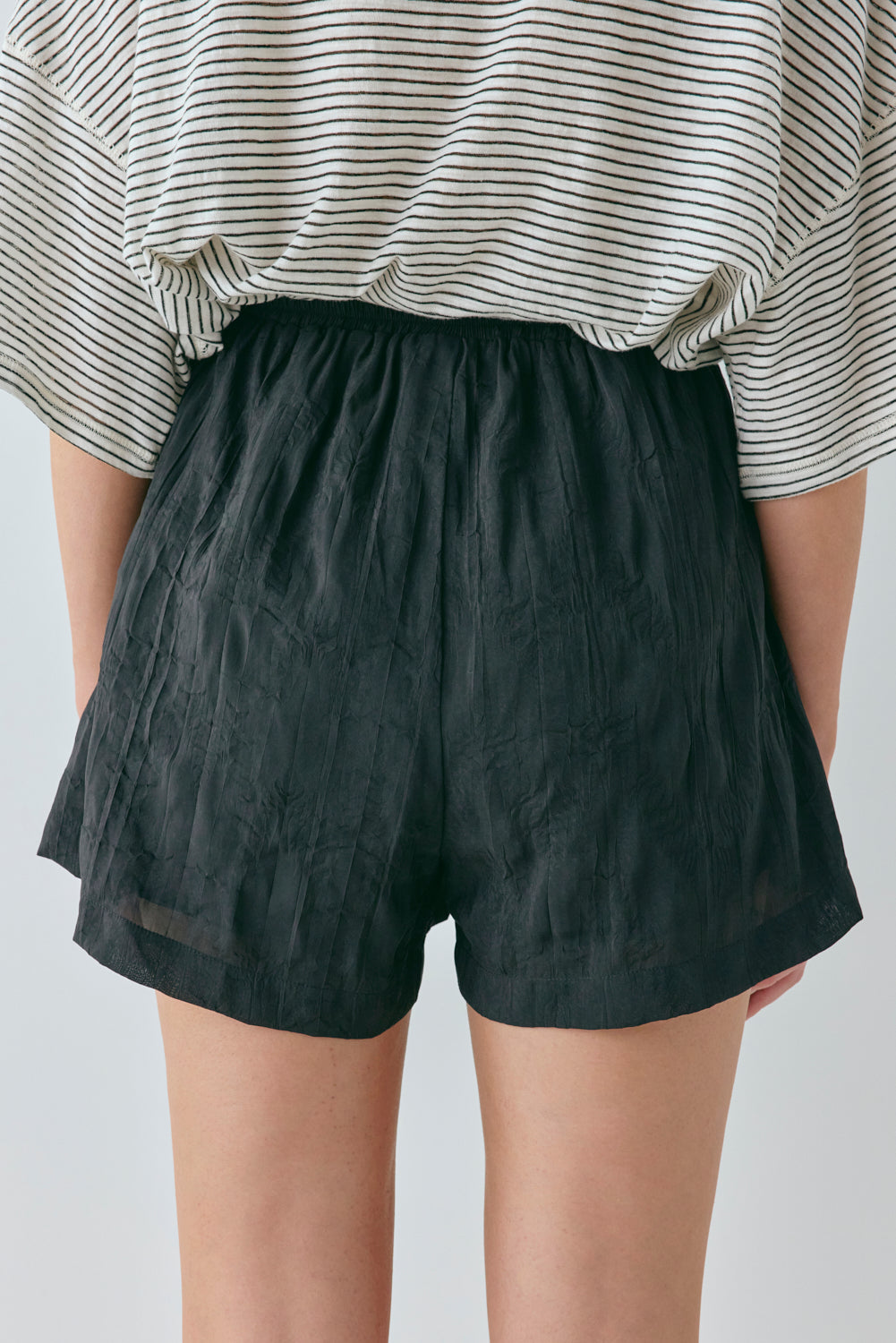 Annika Shorts Crinkle Black | VRG GRL online