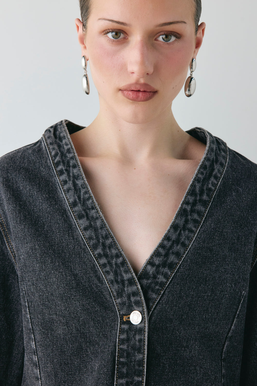 Vivien Denim Jacket Washed Black | VRG GRL online