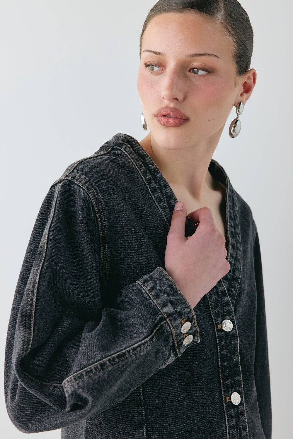 Vivien Denim Jacket Washed Black | VRG GRL online